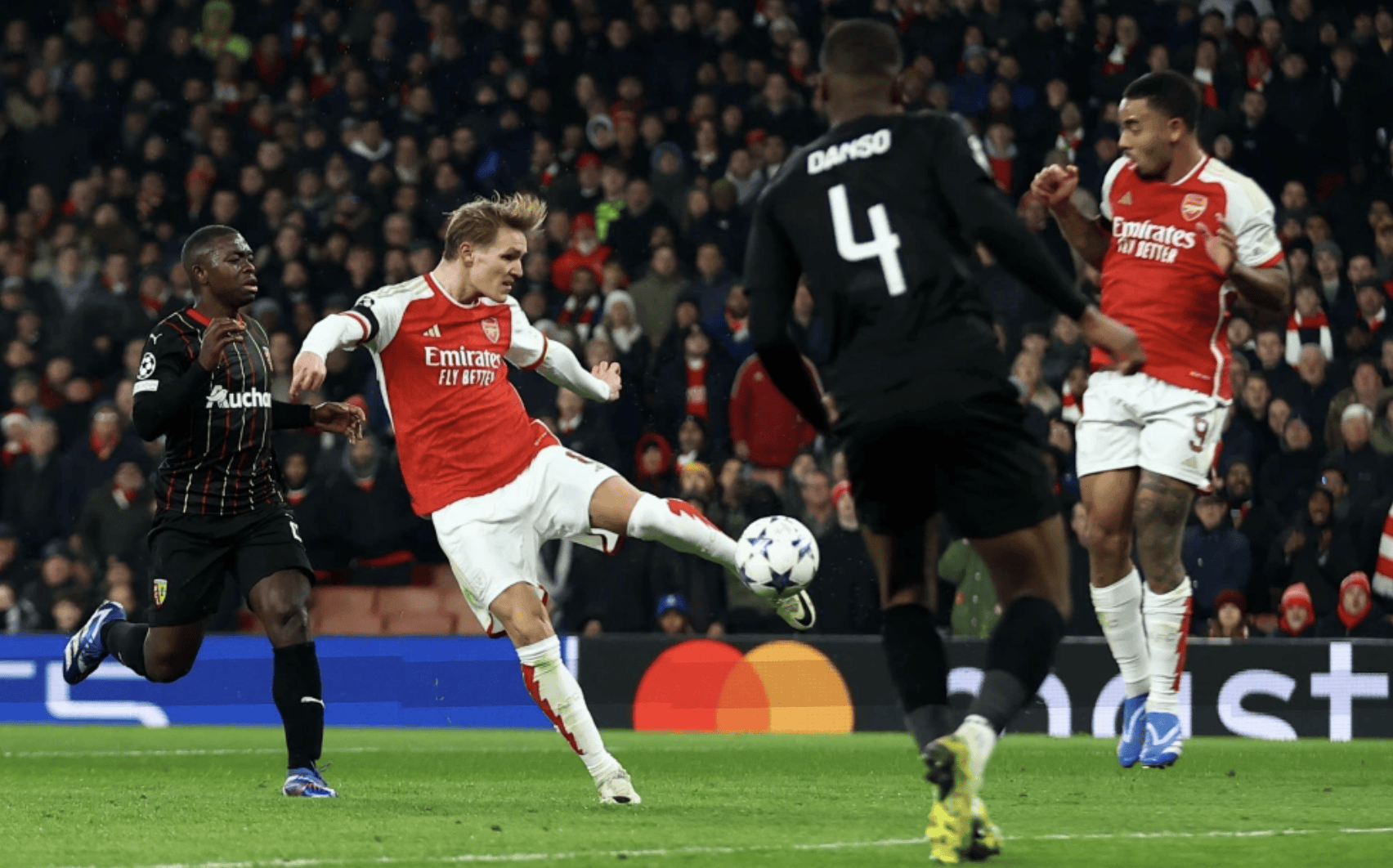 开云体育登录-阿森纳新援表现出色，球队攻防表现提升的简单介绍