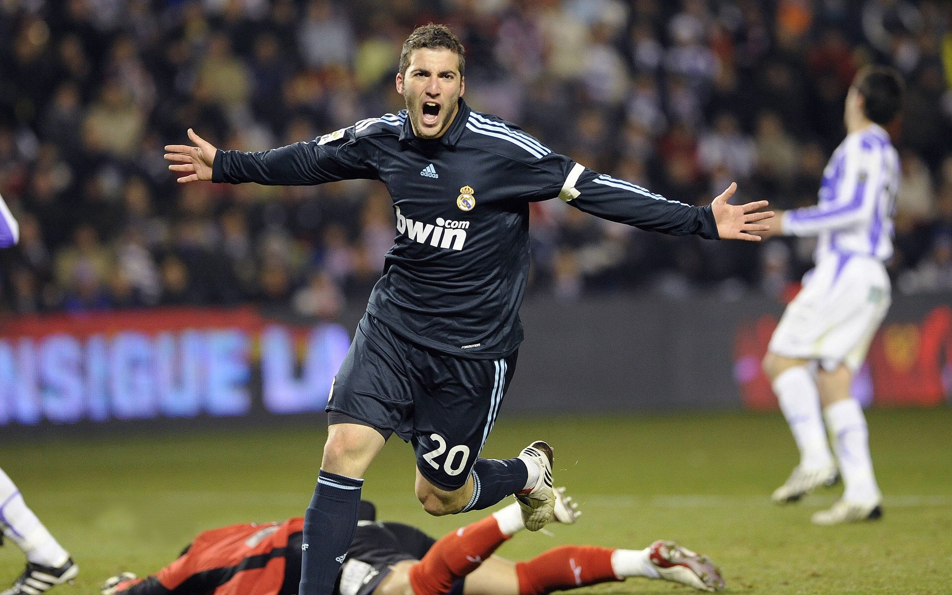 奥运烽火与全球赛场,维尼修斯关键接管,德国足球远征马里引深思